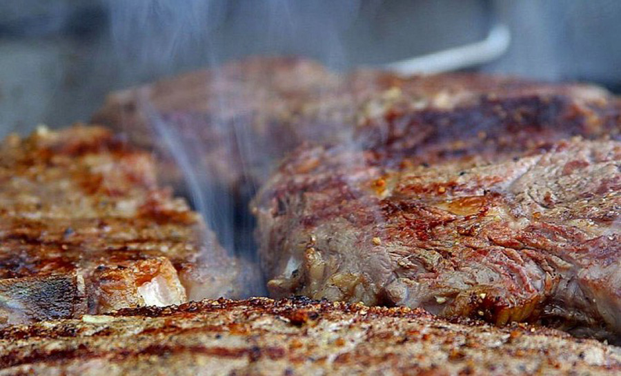 steaks-beef-grilling-grilled-smoke-smokey-meat_